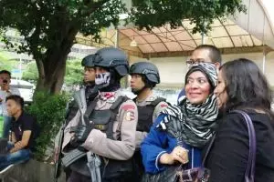 Usai teror Sarinah, para polisi ibu kota dikagumi sampai diajak selfie