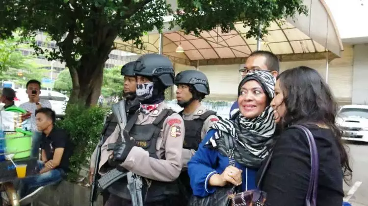Usai teror Sarinah, para polisi ibu kota dikagumi sampai diajak selfie