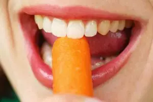 Buah dan sayuran ini bisa bantu gigimu lebih putih kinclong, brilio!