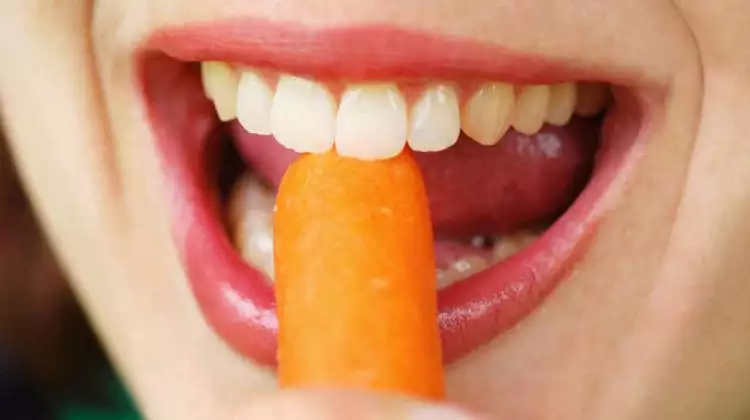 Buah dan sayuran ini bisa bantu gigimu lebih putih kinclong, brilio!