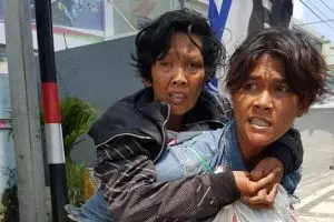Bakti anak! Gendong ibu yang stroke mencari ayahnya yang hilang