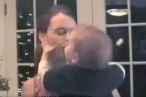 Video bayi 'cemburu' ini benar-benar menggemaskan!