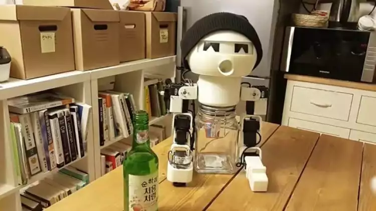 Kesepian, pria Korea ini ciptakan robot untuk menemaninya