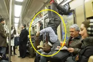 20 Tingkah aneh penumpang kereta api dari yang unik hingga nyebelin!