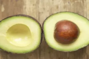 Kalau makan alpukat jangan dibuang ya bijinya, banyak manfaatnya lho