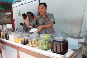  Mencicipi es buah PK, kuliner legendaris sejak tahun 1973