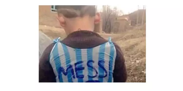 Lionel Messi cari bocah Irak berkaus bola dari kresek ini, kenapa ya?