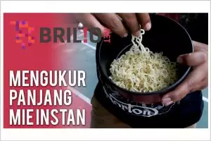 VIDEO: Panjang mi instan ini bikin kaget, kok bisa ya masuk perutmu?