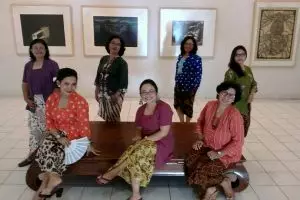 Lestarikan busana adat, wanita ini tiap hari kenakan kebaya ke kantor