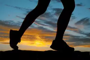 Suka jogging? Ini lho beda lari di pagi, siang, dan malam hari