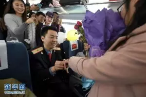 Romantis, pria ini lamar kekasihnya di kereta berkecepatan tinggi