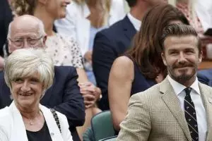 25 Kemesraan selebriti tampan dengan ibu mereka