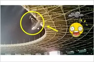 Penerjun TNI tersangkut saat atraksi di final Piala Jenderal Sudirman