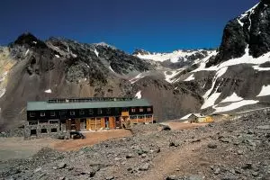 Ada di ketinggian 4.250 mdpl, basecamp ini dilengkapi fasilitas mewah