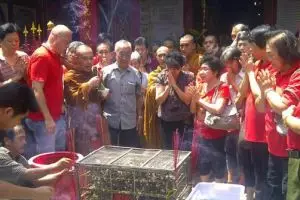 Rayakan Imlek, warga Tionghoa di Solo lepas 888 burung pipit dan lele