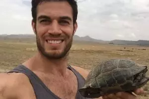 Dokter hewan ini ganteng banget, dijamin bikin kamu klepek-klepek!