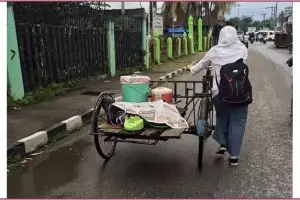 Bantu orangtua, gadis ini ke sekolah dorong becak berisi dagangan