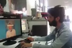 Pria ini mengedit foto dengan jari tangan bak bermain piano, wow!