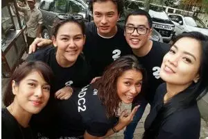 Tips biar nggak canggung bertemu teman lama saat reuni