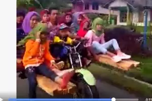 Benar-benar nyata, satu motor angkut 10 penumpang, wow!