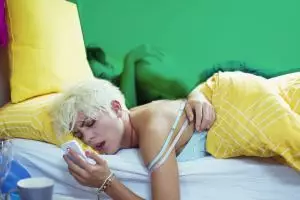 Bermain Facebook sepanjang hari bisa ganggu waktu tidurmu, duh! 