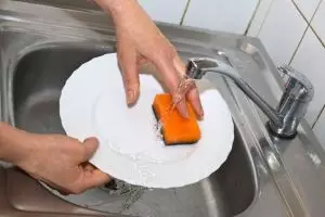 Cuci piring pakai tangan ternyata bikin kamu tambah pede, kok bisa?