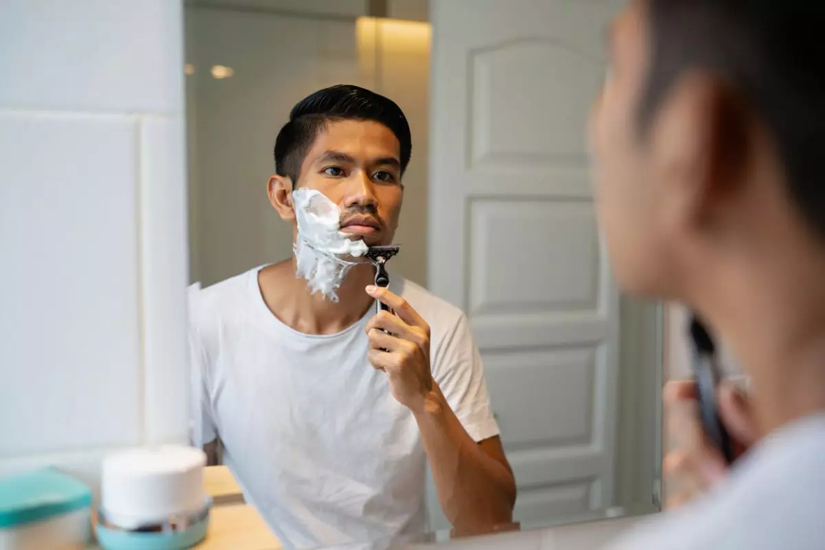 7 Kesalahan cowok saat mencukur bulu wajah, hindari ya Guys!