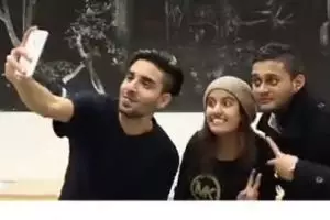 Gini nih kelakuan cewek kalau diajak selfie, ngeselin nggak sih?