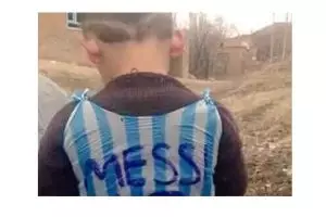 Identitas bocah berkaus bola ala Messi dari kresek terkuak!