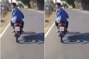 Pemuda ini unik, naik motor bak menunggang kuda, awas ngakak!