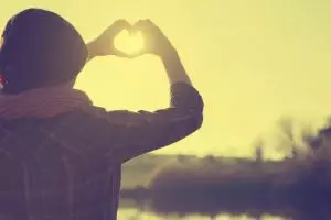 Bingung, bertahan dengan pacar LDR atau kembali bersama mantan