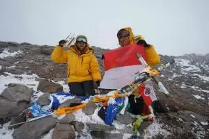 Keren, 2 mahasiswi Indonesia ini taklukan puncak tertinggi Amerika!