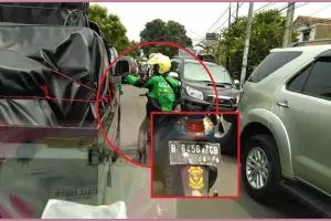 Mulianya abang Gojek ini, rela bantu mobil jenazah lewati kemacetan