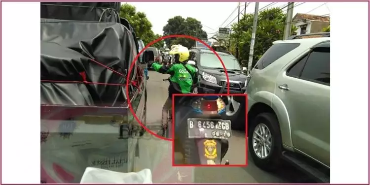 Mulianya abang Gojek ini, rela bantu mobil jenazah lewati kemacetan