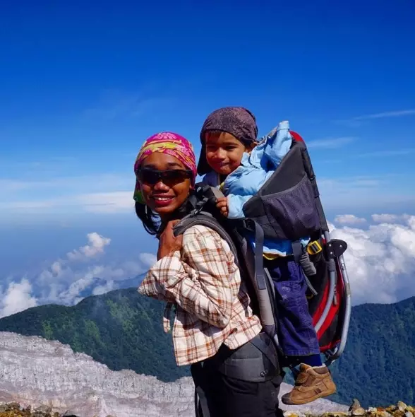 Kisah Mom and Max, ibu yang selalu ajak balitanya daki gunung, top!