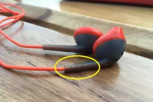 Fakta tak terduga ini ungkap arti penting 3 titik kecil di earphone!