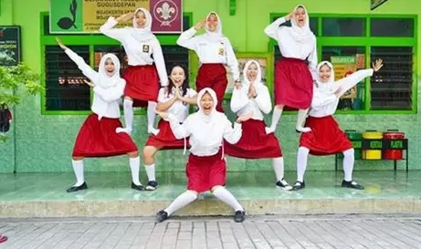 Lupakan pose di zebra cross, tren selfie terbaru ini lebih menantang!