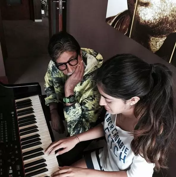 Kecantikan Navya cucu Amitabh Bachchan, pesonanya bagai bidadari India