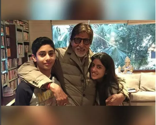 Kecantikan Navya cucu Amitabh Bachchan, pesonanya bagai bidadari India
