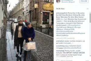 Takut basah, Syahrini bungkus tas Hermesnya pakai kresek bak gorengan!