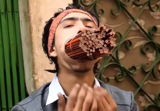 Demi rekor dunia, remaja ini masukan 138 pensil ke mulutnya, wow!