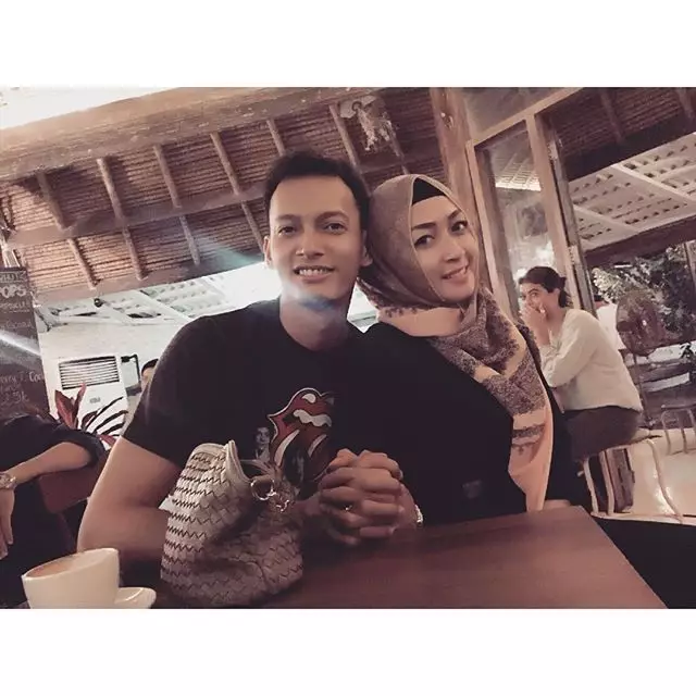Fedi Nuril dan istri pamer foto mesra saat bulan madu, duh bikin iri !