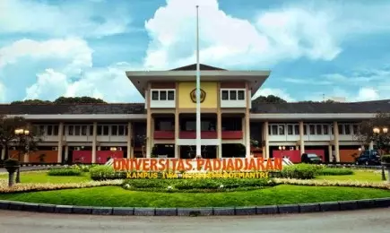 Universitas Padjadjaran minta para profesor turun ke desa, kenapa ya?