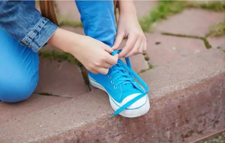 13 Cara mengikat tali sepatu antimainstream, coba deh!