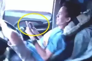 Sopir truk ini tak takut maut, main handphone sambil melaju kencang