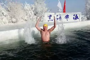 Rayakan Imlek, para manula ini nekat berenang di kolam es