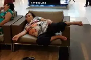 19 Foto editan wanita ketiduran di mal ini bikin ngakak guling-guling