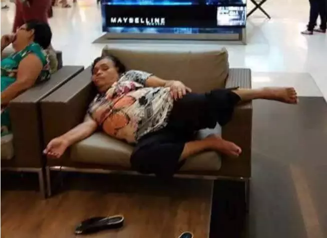 19 Foto editan wanita ketiduran di mal ini bikin ngakak guling-guling