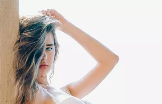 Ini Sarah McDaniel, model sampul Playboy perdana tanpa cover bugil
