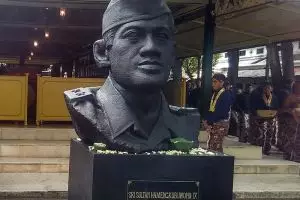 Dipindah ke keraton, patung Sultan HB IX disangga batu dari Merapi